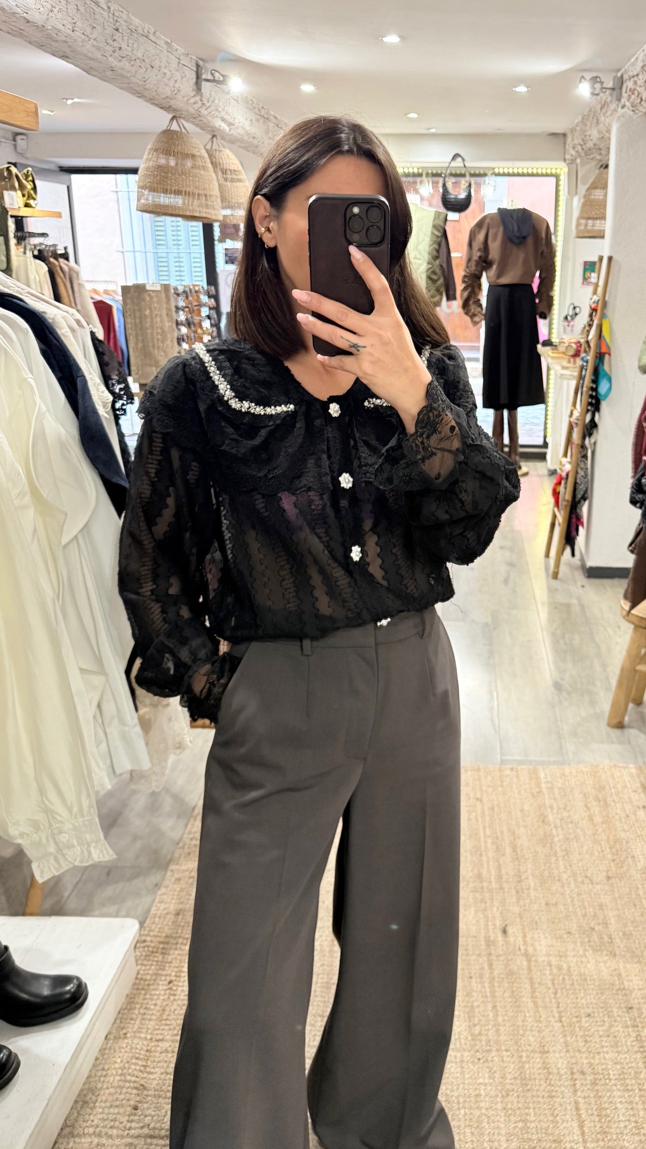 CHEMISE NOIRE COL CLAUDINE STRASS